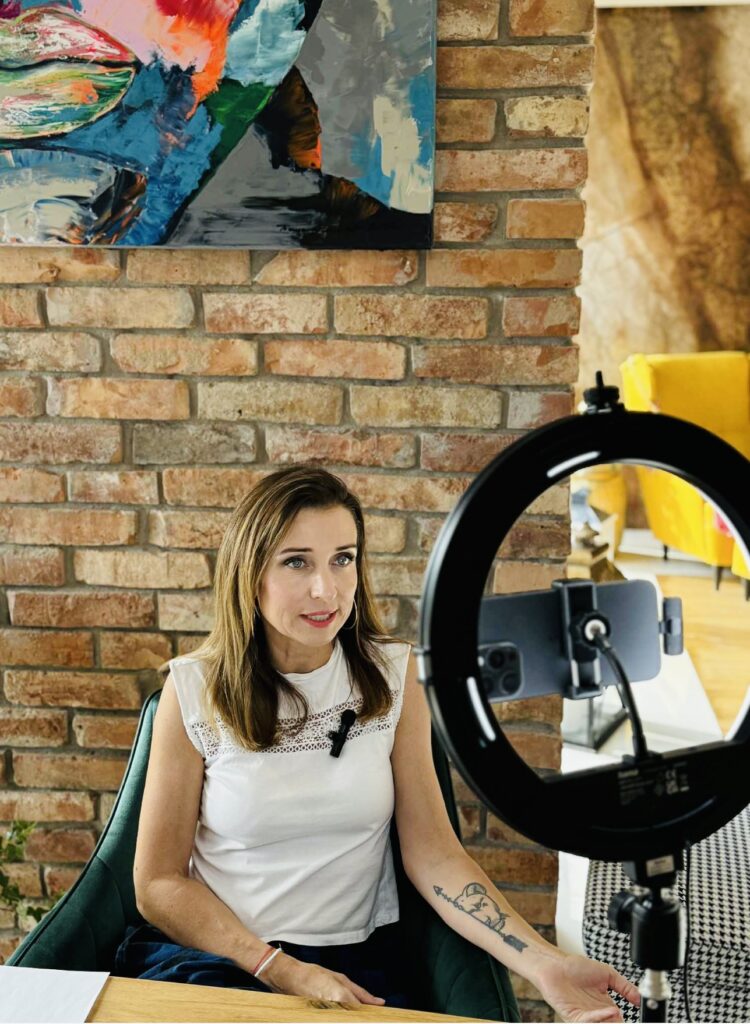 Anna Chudy podczas nagrywania filmu na kanał YouTube INFINITUM